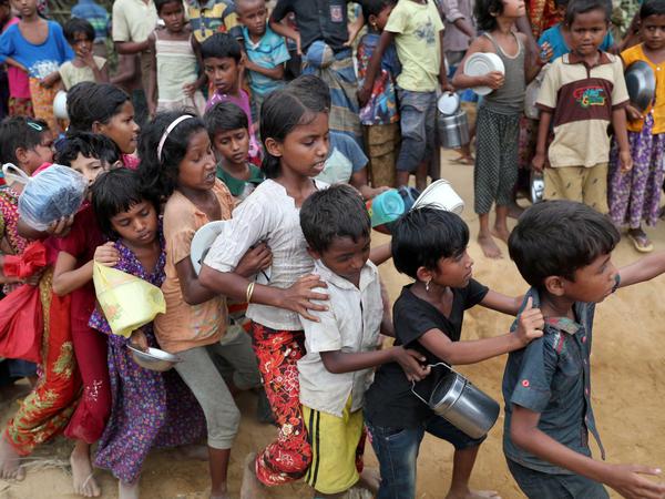 Warten auf Lebensmittel. Mehr als 60 Prozent der geflohenen Rohingya sind Kinder.