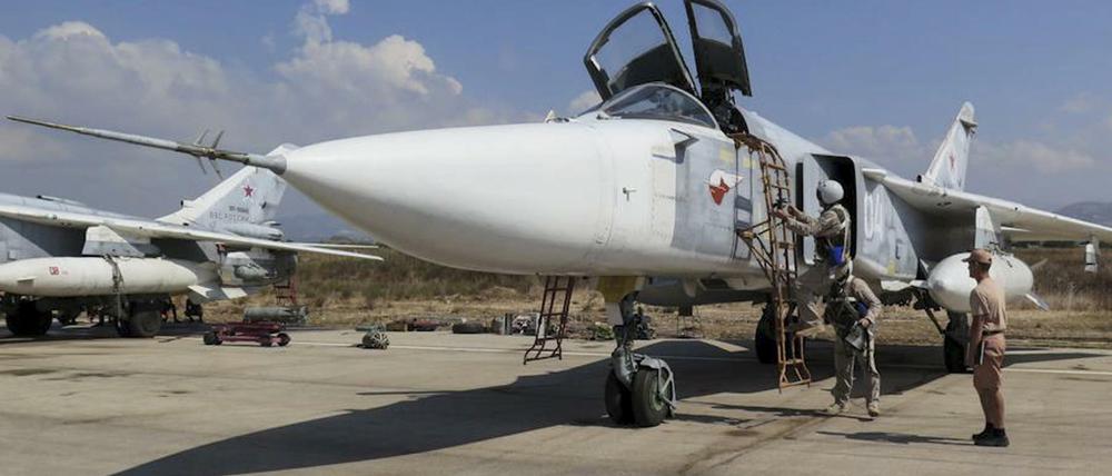 Ein russischer Kampfjet Sukhoi Su-24 steht auf der Luftwaffenbasis Hamaimim bei Latakia in Syrien.