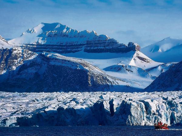 In Ny Alesund auf Svalbard arbeiten im arktischen Sommer Hunderte Wissenschaftler, um die Arktis und ihre schnellen Veränderungen präzise zu vermessen.