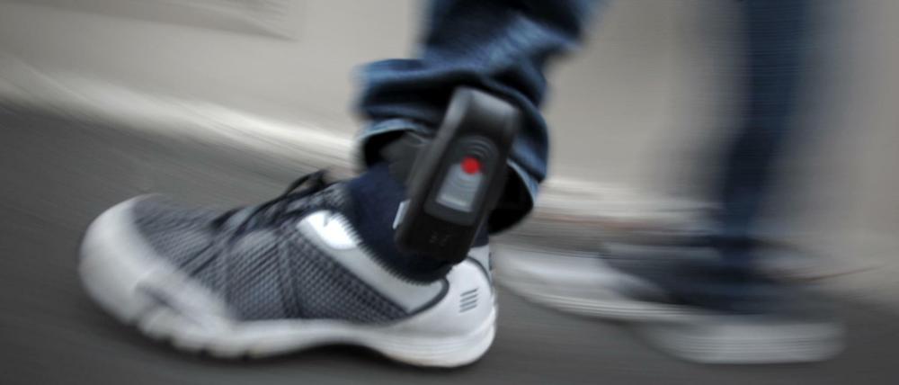 Elektronische Fußfesseln zur Überwachung sogenannter Gefährder sind umstritten. 