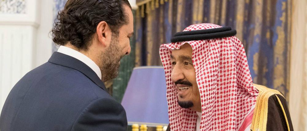 Der saudische König Salman bin Abdulaziz Al Saud empfängt den geflüchteten Ministerpräsidenten von Libanon, Saad al-Hariri, der Angst vor der Ermordung durch die Hisbollah hat.