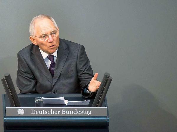 Bundesfinanzminister Wolfgang Schäuble verteidigt die Abmachung mit Griechenland in der Bundestagsdebatte.