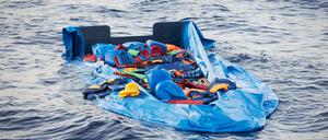 Ein verlassenes Schlauchboot im Mittelmeer nach der Rettung der Insassen - Aufnahme von Anfang Juli.