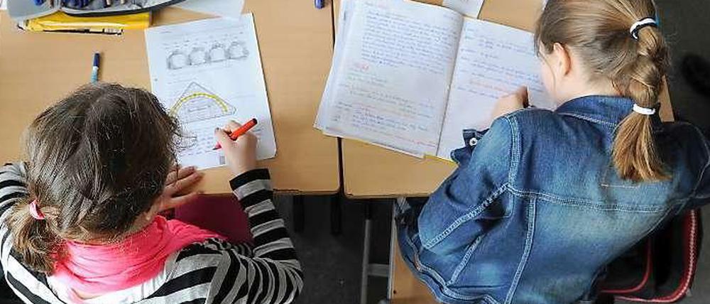 Homosexualität - meinetwegen. Aber bitte nicht als Thema in der Schule. In Baden-Württemberg empören sich mehr als 80 000 Bürger in einer Online-Petition gegen den Plan von Grün-Rot, dem Thema „Akzeptanz sexueller Vielfalt“ im Unterricht mehr Platz einzuräumen.