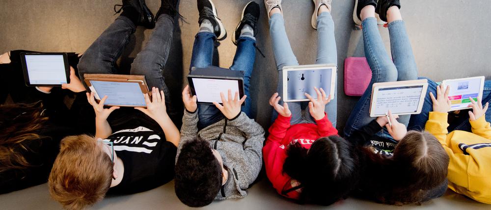 Eine Frage der Ausstattung. Damit es mit dem digitalen Lernen in den Schulen vorangeht, sollten alle Kinder und Jugendlichen Zugang zu einem digitalen Endgerät haben. Die Grünen plädieren dafür, dass jede Schule halb so viele Geräte bekommt, wie sie Schüler hat. Die Schulen könnten dann selbst entscheiden, wie sie diese verteilen.