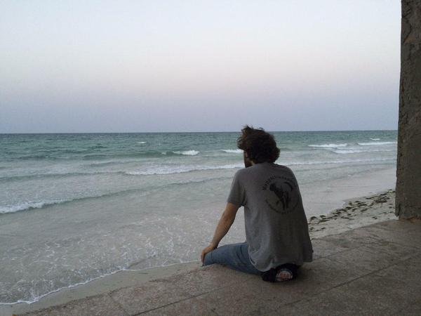 Abends sitzt Ruben Neugebauer am Strand von Djerba und versucht sich zu entspannen. 