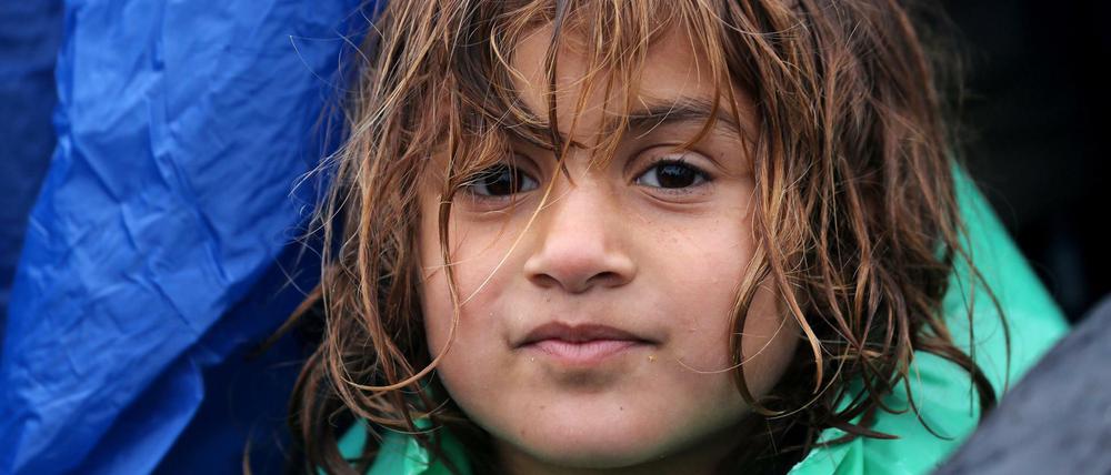 Noch nicht am Ende eines gefährlichen Weges: Syrisches Mädchen in Serbien.