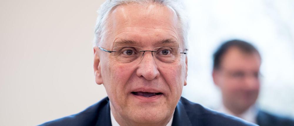 Der bayerische Innenminister Joachim Herrmann (CSU) fordert eine Neubewertung des strengen Abschiebestopps nach Syrien.