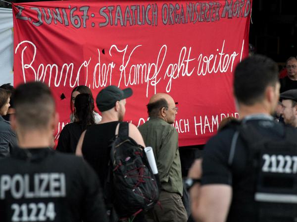 «2. Juni '67 Staatlich organisierter Mord - Benno, der Kampf geht weiter!» steht auf einem Transparent, das am 02.06.2017 in Berlin bei einer Demonstration zum Gedenken an Benno Ohnesorg aufgehängt wurde. 