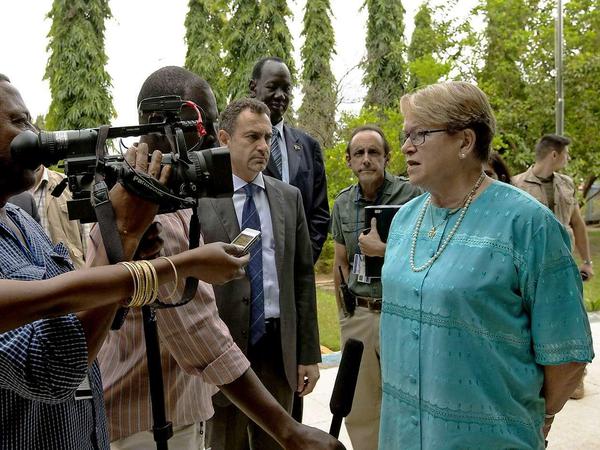 Die neue Chefin der UN-Blauhelmmission Unmiss im Südsudan, Ellen Margarethe Loj hat am Dienstag ihren Dienst in Juba angetreten. Links neben ihr steht der in den vergangenen neun Monaten Bürgerkrieg sichtlich gealterte Toby Lanzer, der Vize der Dänin, und Koordinator der humanitären Hilfe im Südsudan. Loj folgt auf die Norwegerin Hilde Johnson, die Anfang Juli ihren Posten verlassen hat. Loj hat zwischen 2008 und 2012 den UN-Friedenseinsatz in Liberia geleitet. 
