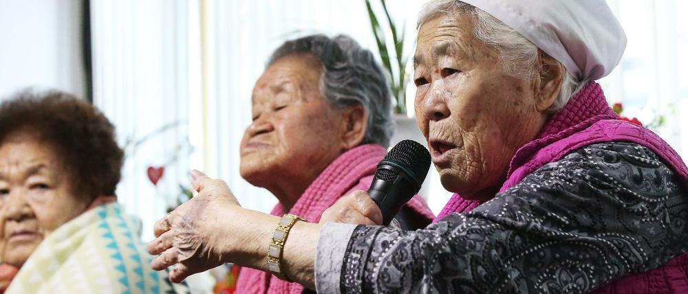 Ehemalige südkoreanische "Trostfrauen" sprechen am 28. Dezember 2015 in ihrem Heim in Gwangju gegenüber der Presse. Es gibt nur noch ganz wenige Überlebende. 