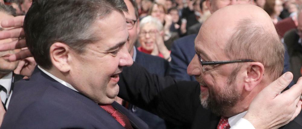 Der Alte und der Neue: Sigmar Gabriel gratuliert Martin Schulz.