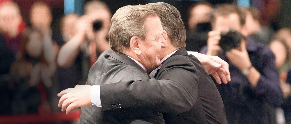 Große Einigkeit: Gerhard Schröder (links) und Sigmar Gabriel auf dem SPD-Bundesparteitag 2015.