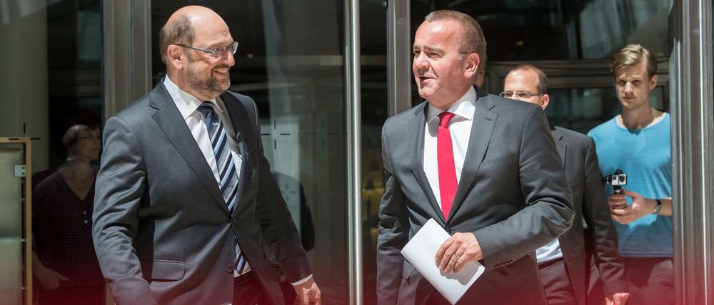 Kanzlerkandidat Martin Schulz und der niedersächsische Innenminister Boris Pistorius äußern sich zur Sicherheitspolitik der SPD.