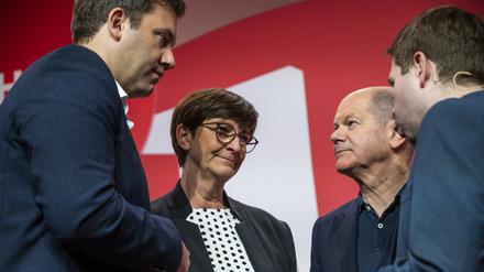 Das SPD-Führungsduo Klingbeil und Saskia Esken mit Bundeskanzler Scholz und Partei-Generalsekretär Kühnert im November 2022.