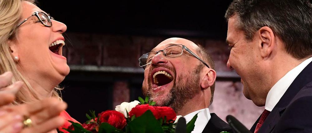 Was für ein Gefühl: 100 Prozent! Es gab von den Delegierten keine Gegenstimme gegen Schulz, hier mit der saarländischen Spitzenkandidatin Anke Rehlinger und seinem Vorgänger als SPD-Chef, Sigmar Gabriel.