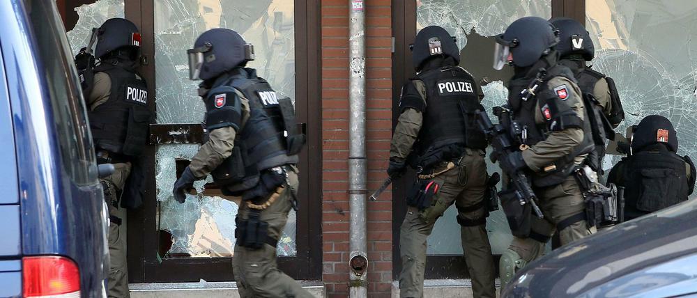 Polizeibeamte stürmen ein Moscheegebäude in Hildesheim. 