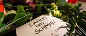 Eine Karte mit der Aufschrift "Danke Herr Schmidt" liegt in Hamburg zwischen Blumen und Kerzen vor dem Haus des früheren Bundeskanzlers Helmut Schmidt. 