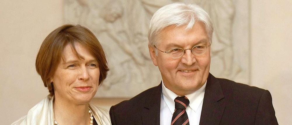 SPD-Fraktionsschef Frank-Walter Steinmeier wird sich einer Operation unterziehen, um seiner Frau Elke Büdenbender eine Niere zu spenden. 
