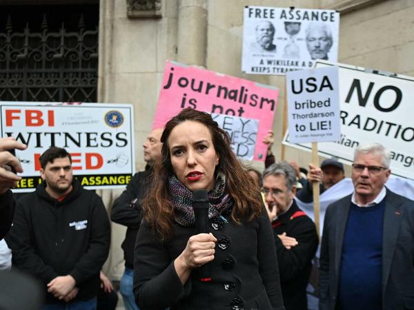 Stella Moris, die Verlobte von Assange, nahm an einer Demo vor dem Gerichtsgebäude teil.