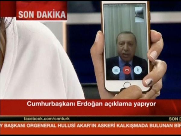 Der türkische Präsident Recep Tayyip Erdogan rief einen TV-Sender an, die Moderation hielt dann ein Smartphone in die Kamera
