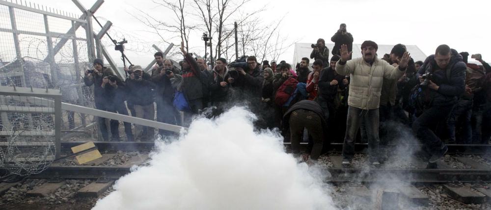 An der Grenze zwischen Mazedonien und Griechenland setzte die Polizei Tränengas gegen anstürmende Flüchtlinge ein. 