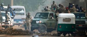 Das sudanesische Militär versucht eine Sitzblockade in Khartoum aufzulösen.