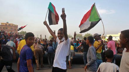 Junge Sudanesen demonstrieren gegen den Militärputsch.