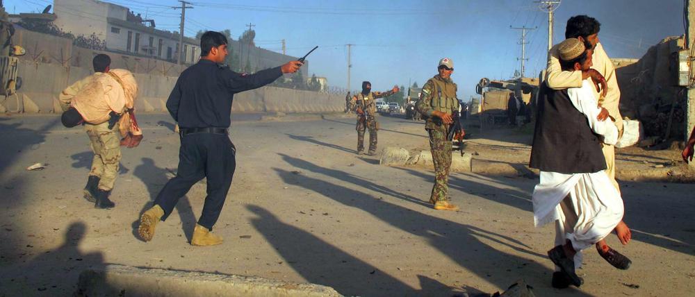 Panik nach einem Bombenanschlag in der afghanischen Provinz Helmand. Das Bild stammt vom November. Die Taliban haben eine Offensive gestartet.