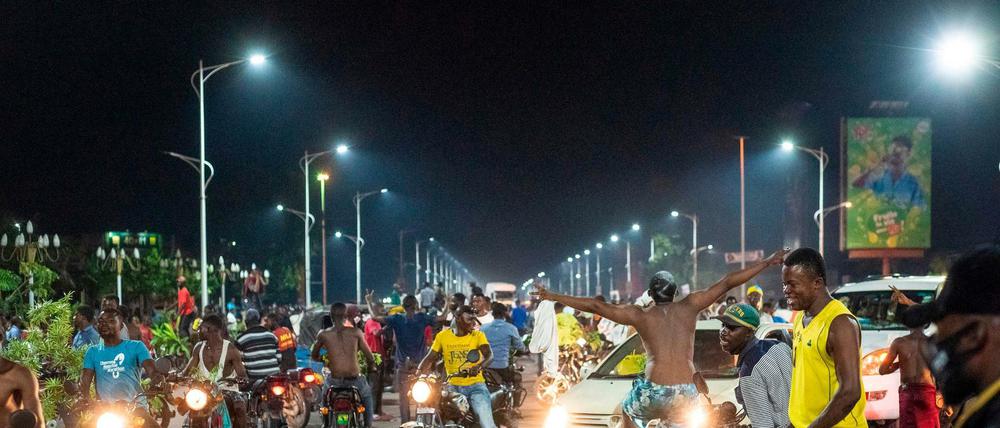  Anhänger von Präsident Felix Tshisekedi feiern auf den Straßen der Demokratischen Republik Kongo.