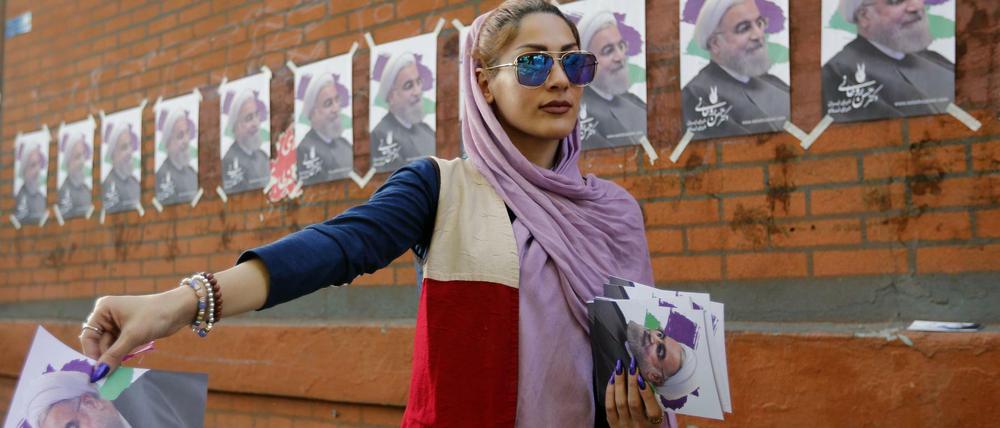Werbung für den Amtsinhaber. Bei vielen Iranern ist Hassan Ruhani nach wie vor populär.