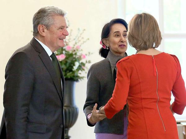 Empfang im Schloss Bellevue. Zum Auftakt ihres Deutschlandbesuchs wird die birmanische Friedensnobelpreisträgerin Aung San Suu Kyi von Bundespräsident Joachim Gauck und dessen Lebensgefährtin Daniela Schadt begrüßt. 