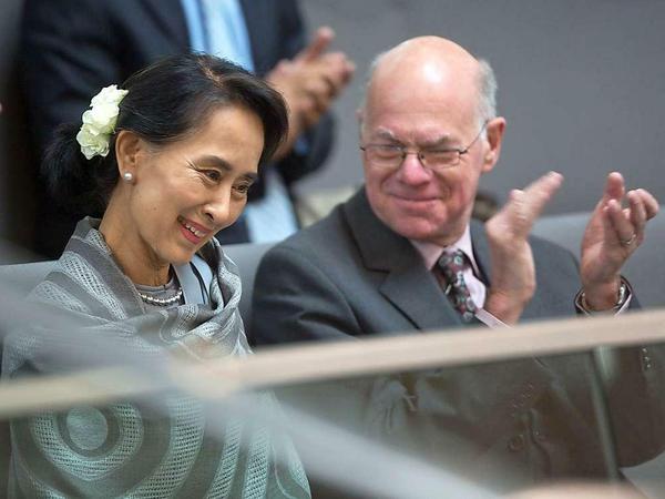So geht Haushaltsdebatte in Deutschland. Die birmanische Friedensnobelpreisträgerin Aung San Suu Kyi und Bundestagspräsident Norbert Lammert (CDU) im Bundestag auf der Besuchertribüne. 