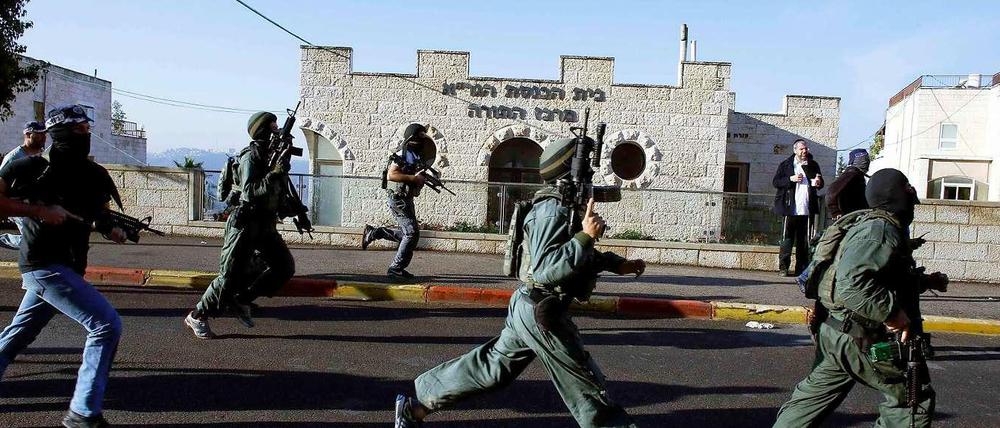 Israelische Sicherheitskräfte in der Nähe der Synagoge im Jersualemer Stadtteil Nar Hof. 