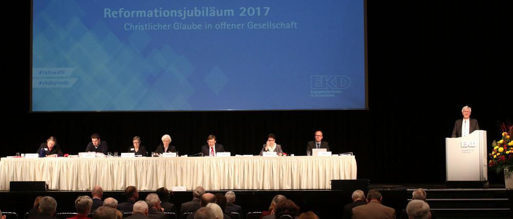 Der EKD-Ratsvorsitzende Heinrich Bedford-Strohm spricht während der 12. Synode der Evangelischen Kirche in Deutschland in Bremen.