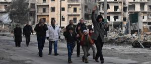 Bewohner von Aleppo machten sich auf den Weg zu ihren früheren Wohnungen.
