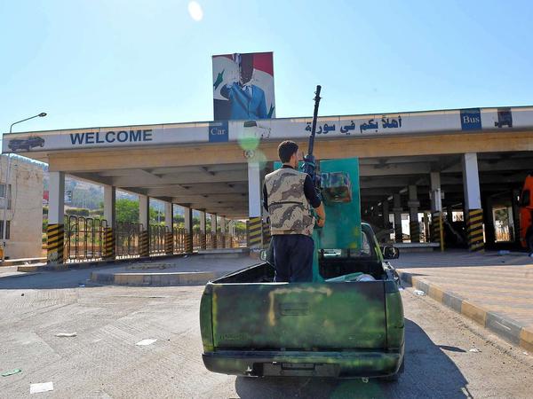 An der Grenze zwischen Syrien und dem Libanon steigt die Anspannung. Kann die Familie den Grenzposten passieren?