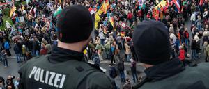 Teilnehmer eines Aufmarsches des fremdenfeindlichen Bündnisses Pegida versammelten sich am 3. Oktober in Dresden.
