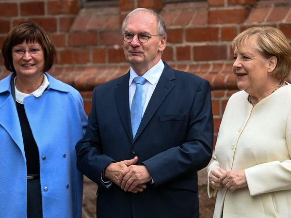 Reiner Haseloff (CDU), Ministerpräsident von Sachsen-Anhalt, und seine Frau Gabriele (l) begrüßen Bundeskanzlerin Angela Merkel (CDU).