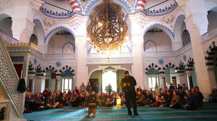 Tag der offenen Moscheen in der Sehitlik Moschee in Berlin. Die Moschee gehört zu Ditib. 