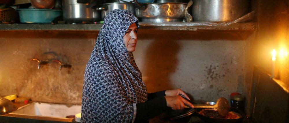 Kochen bei Kerzenlicht. Die Stromzufuhr für den Gazastreifen wird nochmals reduziert - auf Bitten von Palästinenserpräsident Abbas.