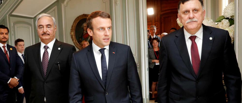  Frankreichs Präsident Macron (Mitte) mit dem libyschen Ministerpräsidenten al Sarradsch (rechts) und dessen Gegenspieler Haftar. 