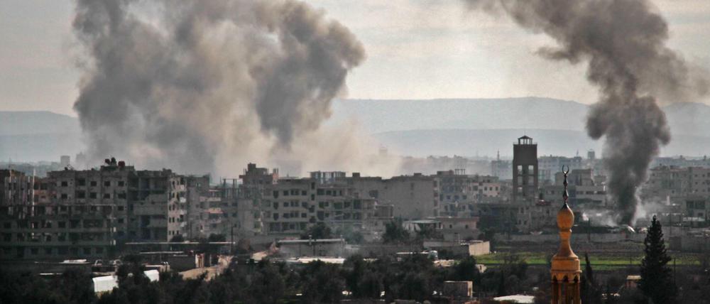Rauch steigt nach Luftangriffen über dem Dorf Mesraba in der Rebellenregion Ost-Ghouta auf. 