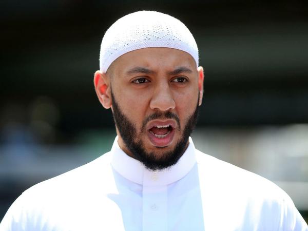 Einer der Imame der Finsbury-Moschee, Mohammed Mahmoud, bei einem Statement am Montag.