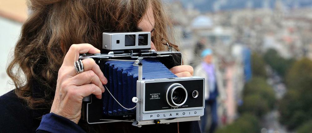 US-Rockstar Patti Smith mit einer Polaroid-Kamera im November 2011. 