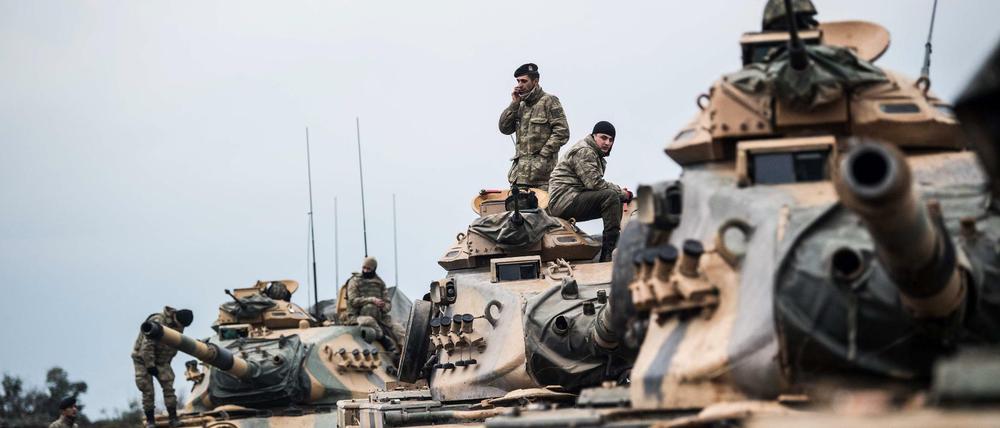 Türkische Panzer an der Grenze zu Syrien.