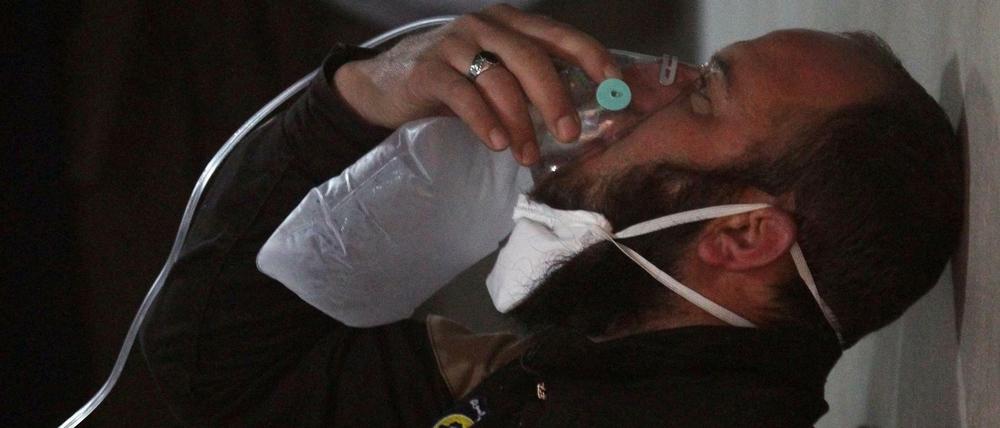 Ein Mann mit einer Sauerstoffmaske in der syrischen Stadt Chan Scheichun, aus der Rettungskräfte von einem Angriff mit Giftgas berichteten. 