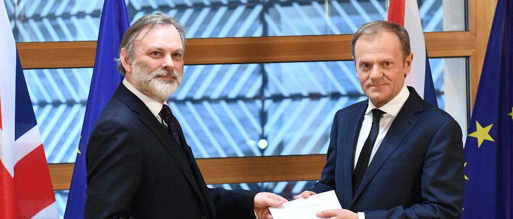 Der britische EU-Botschafter Tim Barrow übergibt dem EU Ratspräsidenten Donald Tusk den Austrittantrag.