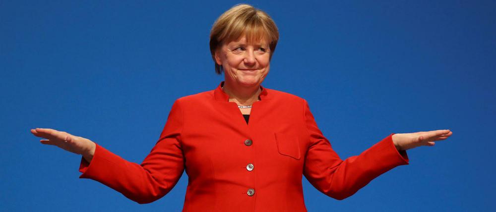 Alles im Gleichgewicht, und sie in der Mitte: Angela Merkel, die ewige Kanzlerin.