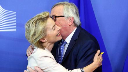 Kommissionspräsident Jean-Claude Juncker umarmt Ursula von der Leyen in Brüssel.